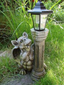 Drachen Gartenfigur mit Solarlampe