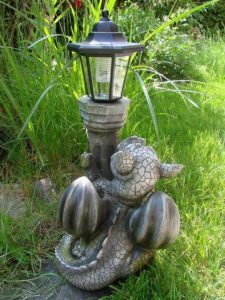 Drachen Gartenfigur mit Solarlampe Rückseite